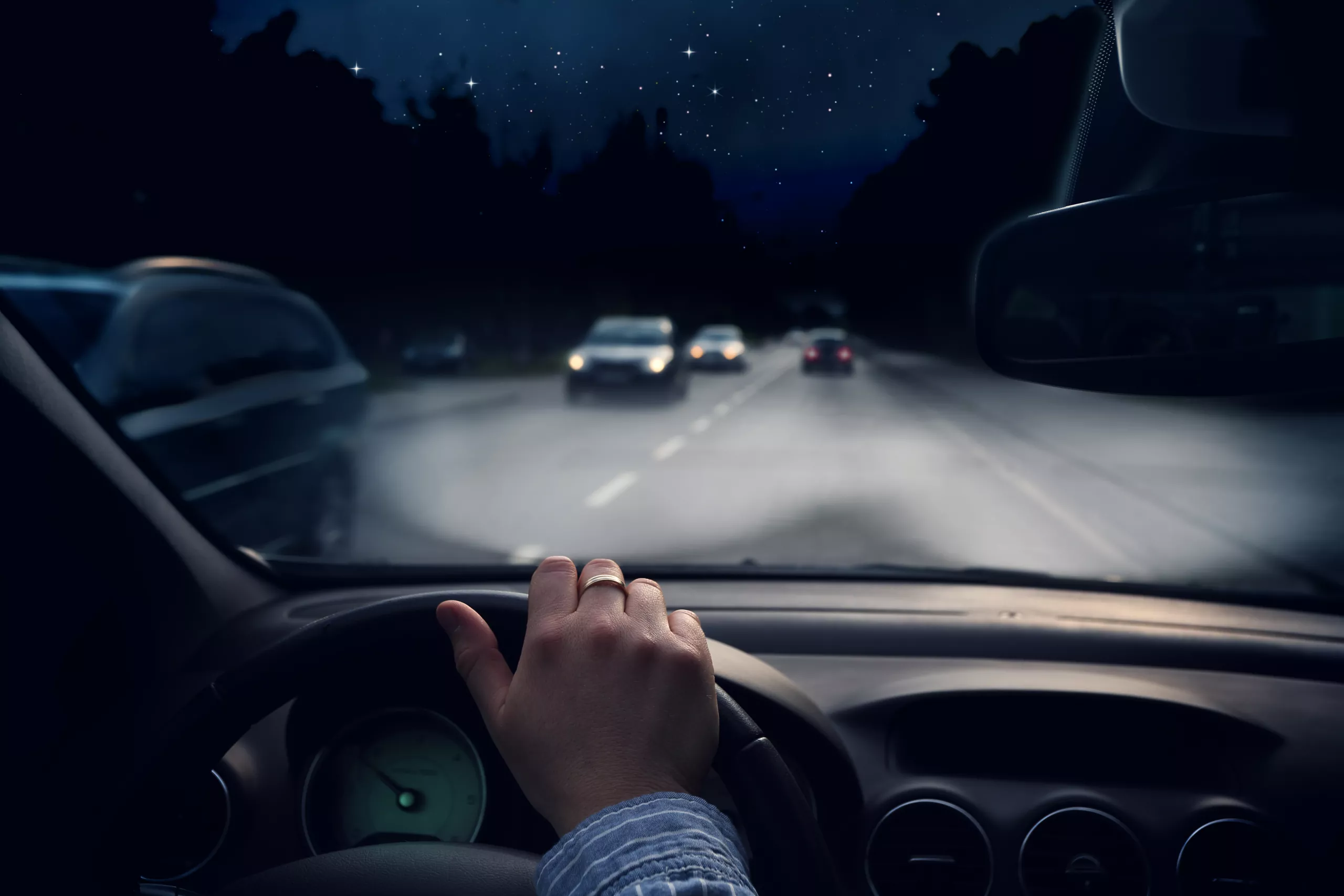 Побыстрее водите машину. Машина ночью на дороге. Ночная езда. Ночная езда на машине. Парень в машине ночью.